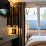 Wellness Latour | 2 Saunas, Jacuzzi & Grill Kota | 18 Guests Holiday home Oirschot